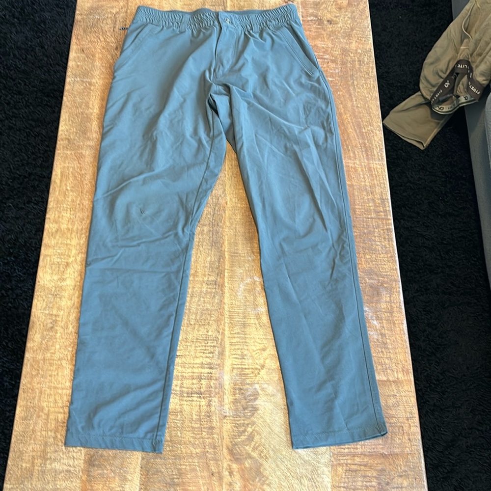 Kuhl traveler pant lightweight grey men’s 32x32 small hole in right knee